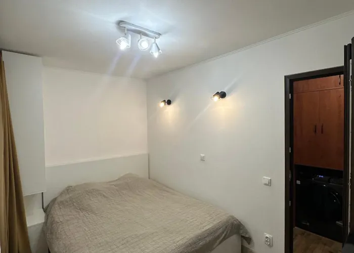 Mudi Apusului, Sector 6 *